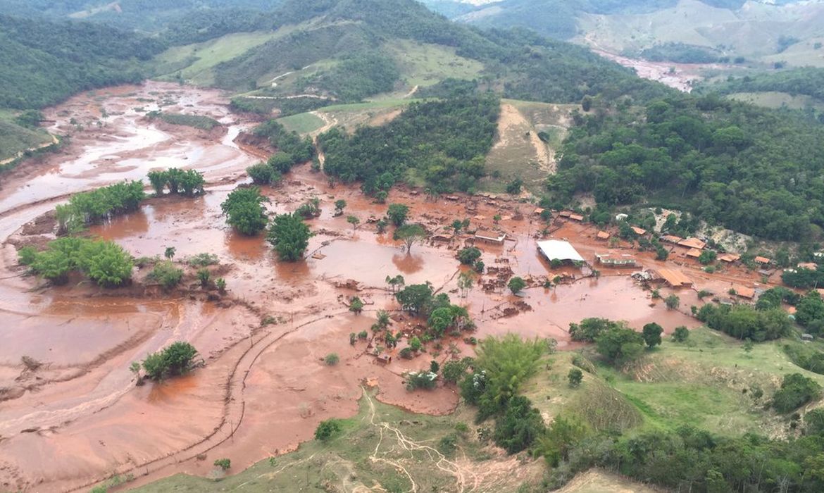 Rompimento de barragem em Mariana (MG) - Foto: Corpo de Bombeiros de MG