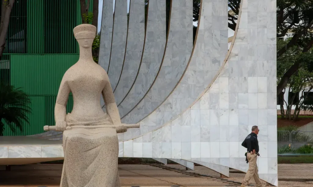 Fachada do STF onde aparece em destaque a estátua da Justiça.