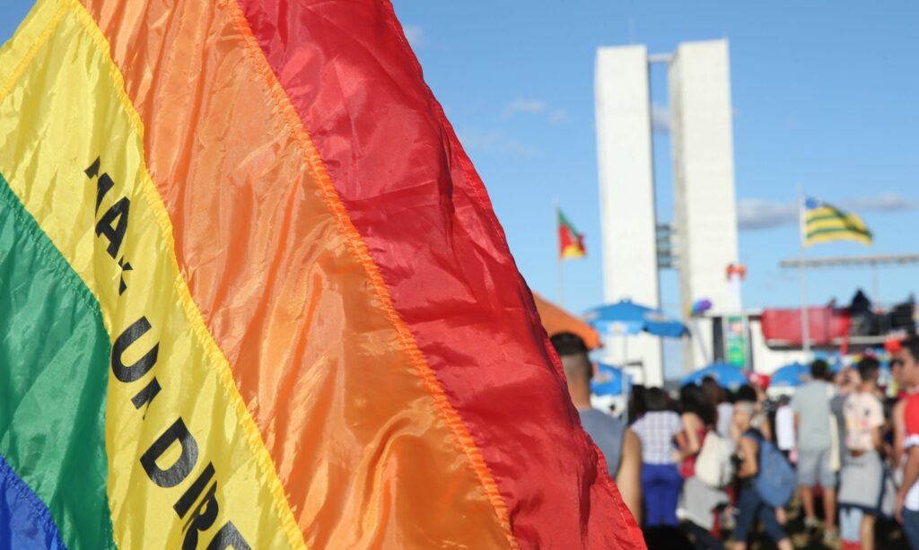 Parada do Orgulho LGBTQIA+ em Brasília com Congresso ao fundo