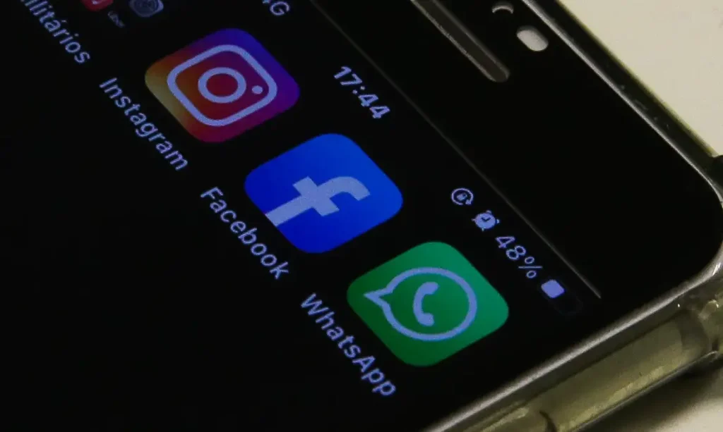 Imagem que mostra os ícones dos aplicativos Facebook e Instagram na tela do celular.