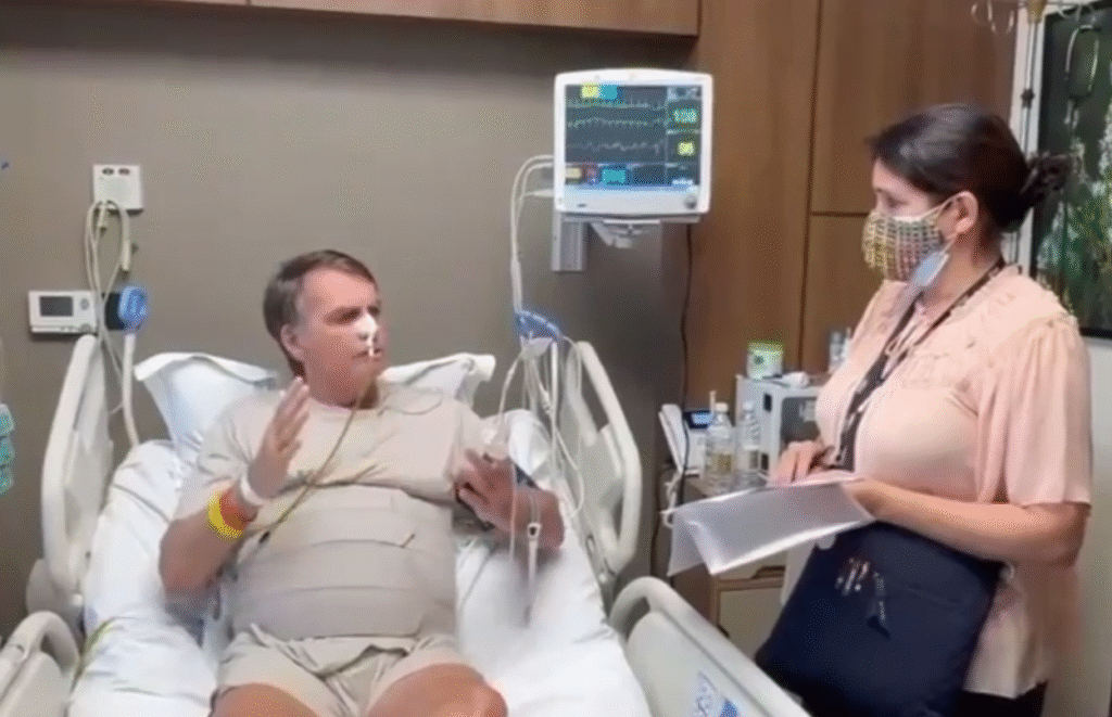 Jair Bolsonaro recebe oficial de justiça em leito de UTI