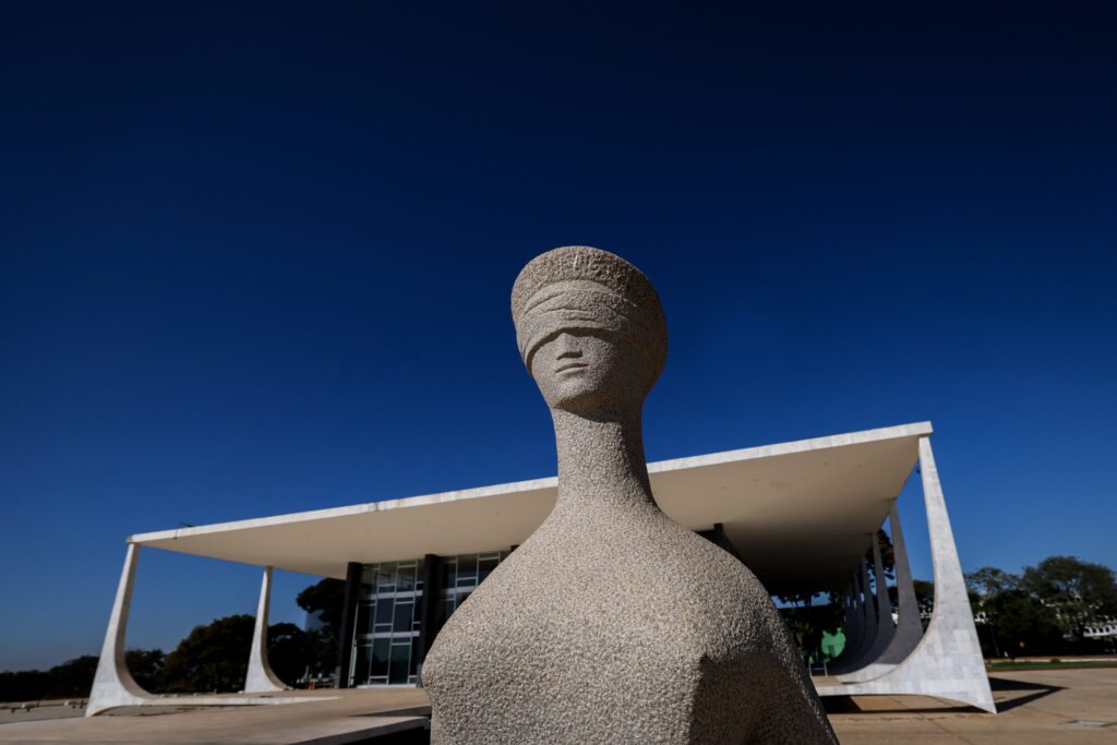 Fachada do STF com estátua da Justiça em primeiro plano