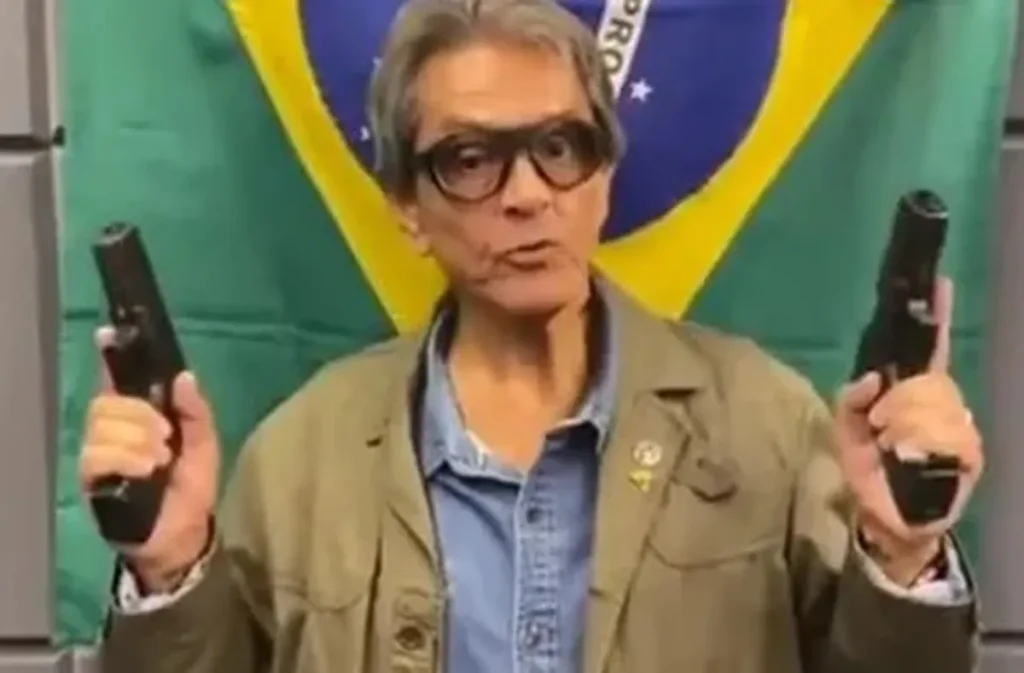 O ex-deputado Roberto Jefferson armado com duas pistolas