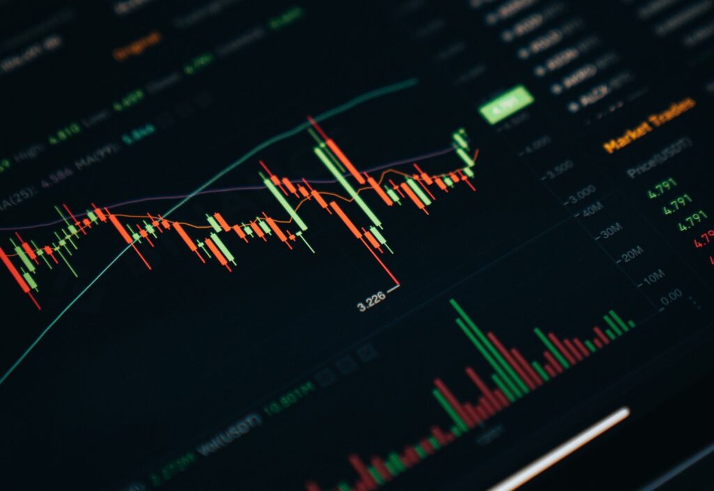 Tela de computador com informações do mercado financeiro