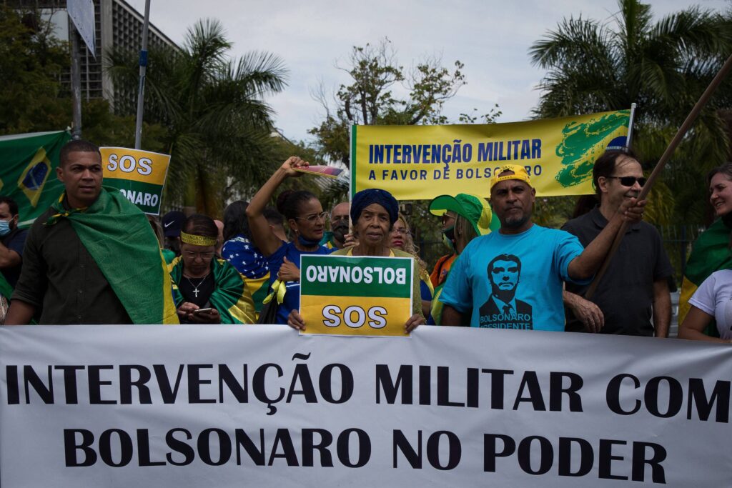 Imagem de manifestação de militantes bolsonaristas pedindo intervenção federal