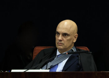 O ministro Alexandre de Moraes em sessão da 1° Turma do STF durante julgamento do Núcleo 4 da denúncia de tentativa de golpe de Estado.