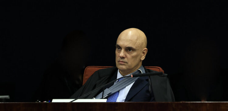 O ministro Alexandre de Moraes em sessão da 1° Turma do STF durante julgamento do Núcleo 4 da denúncia de tentativa de golpe de Estado.