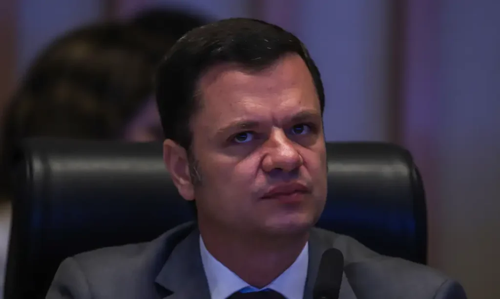 A foto mostra o ex-ministro da Justiça do governo Bolsonaro, Anderson Torres. Ele é um homem branco com cabelos pretos.