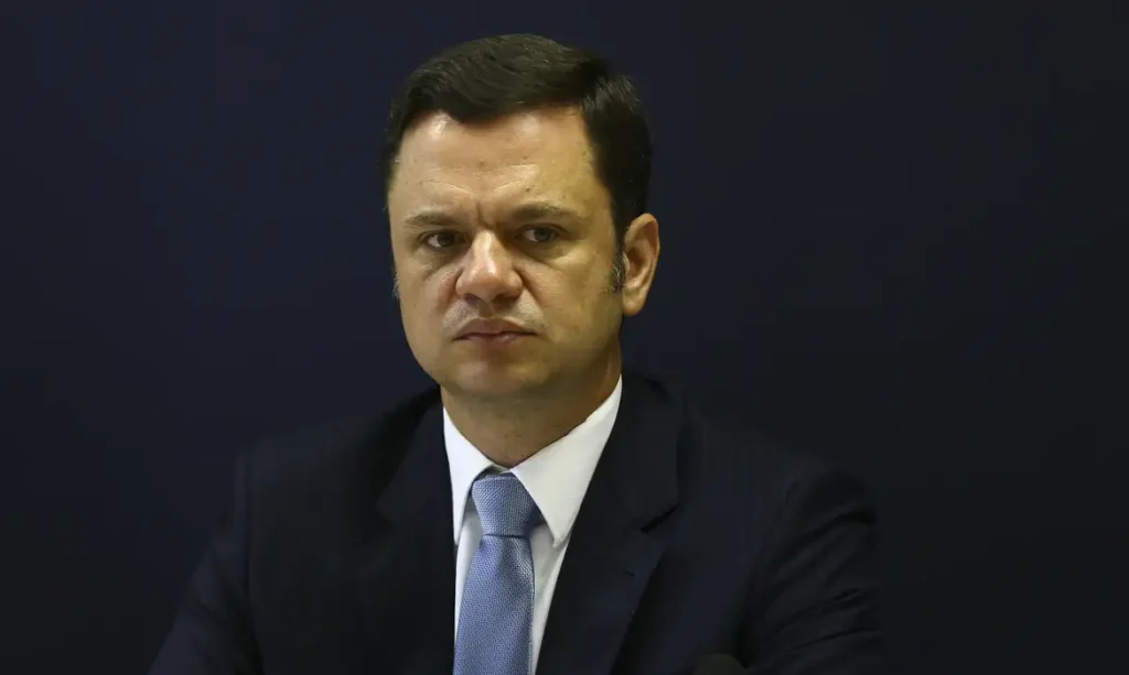 A foto mostra o ex-ministro da Justiça, Anderson Torres, investigado por tentativa de golpe de Estado. Ele é um homem branco com cabelos pretos.