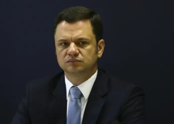 A foto mostra o ex-ministro da Justiça, Anderson Torres, investigado por tentativa de golpe de Estado. Ele é um homem branco com cabelos pretos.