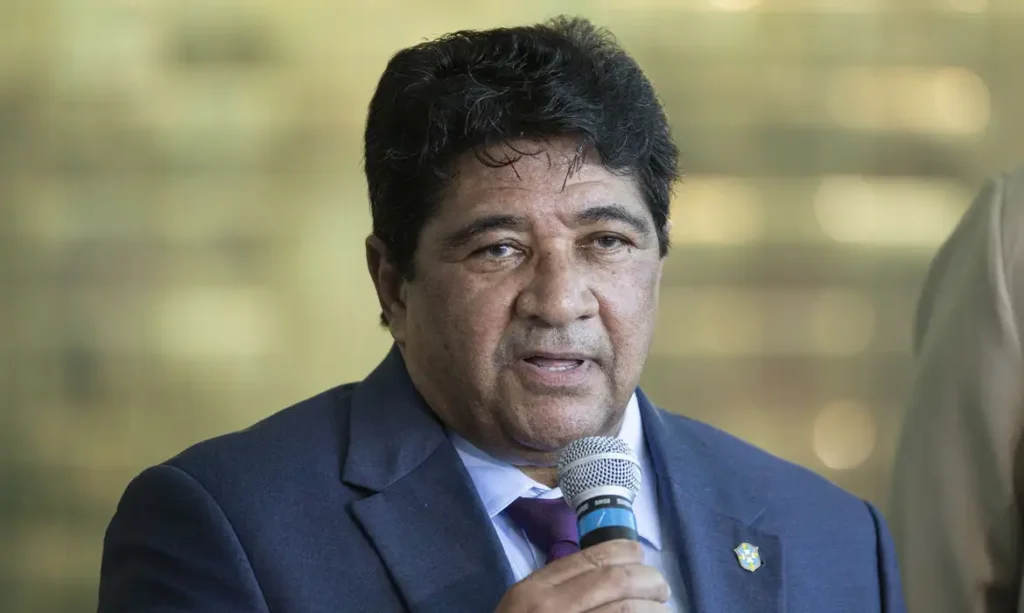 A imagem mostra o presidente afastado da CBF, Ednaldo Rodrigues - homem pardo, com cabelos pretos.
