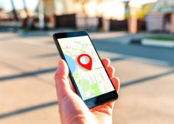 Telefone celular com aplicativo de geolocalização