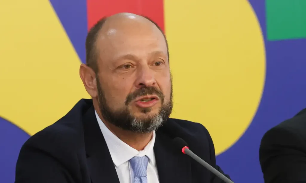 Prersidente do INSS assegura qeu dinheiro desviado será devolvido aos aposentados