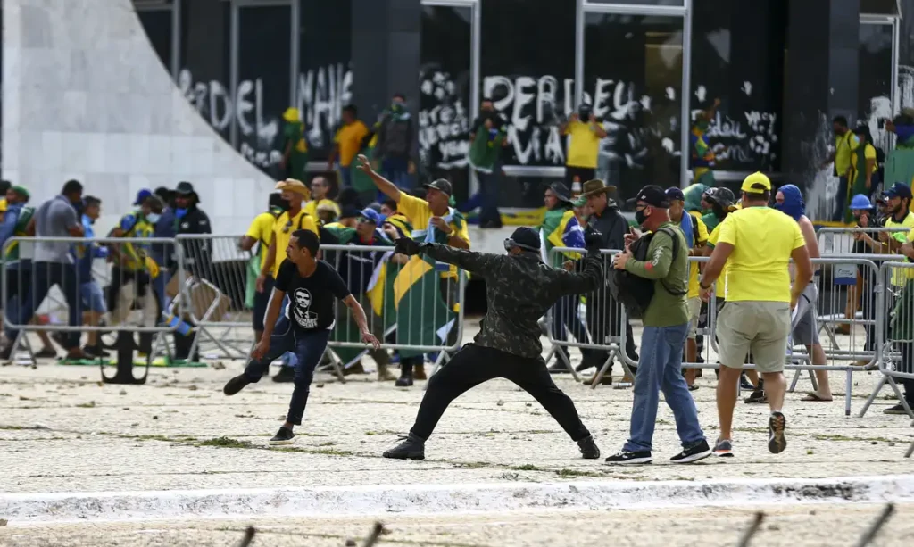 A imagem mostra os ataques de oito de janeiro contra o Congresso Nacional, STF e Palácio do Planalto.
