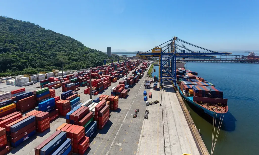 Containers alojados em porto