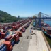 Containers alojados em porto