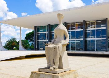 A foto mostra a estátua da Justiça em frente ao STF.