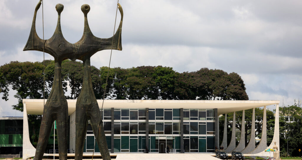 A imagem mostra a fachada do Supremo Tribunal Federal em Brasília.