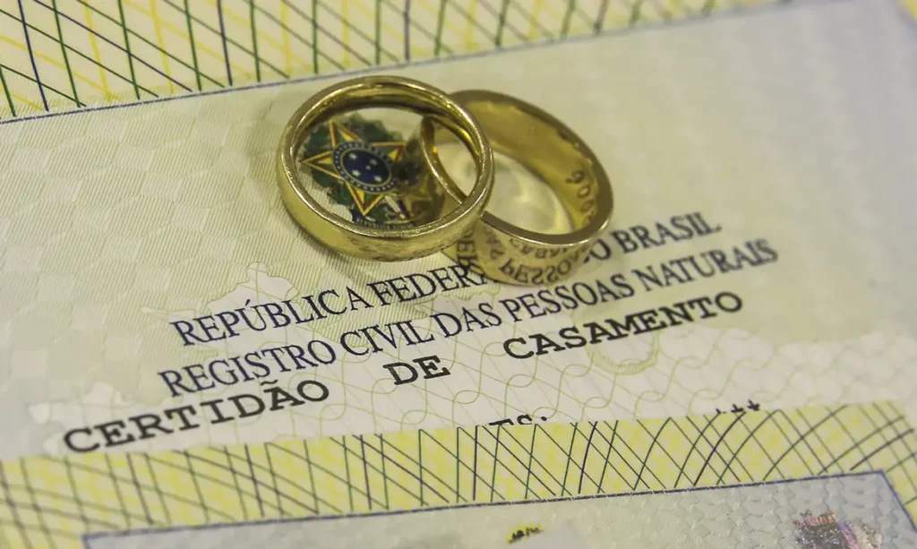 Alianças sobre certidão de casamento