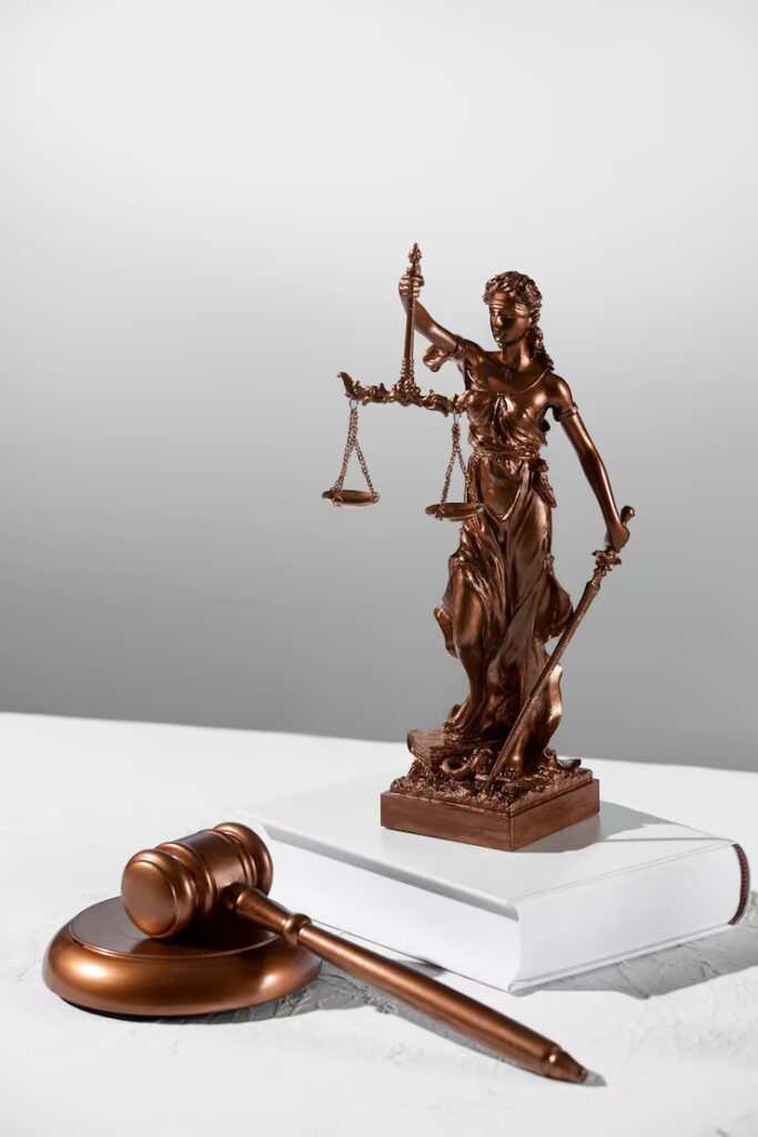 Estátua da Justiça e martelo da Justiça