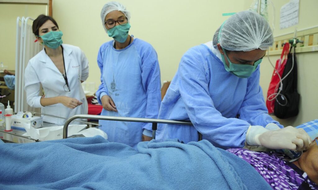 Enfermeiros trabalhando em hospital