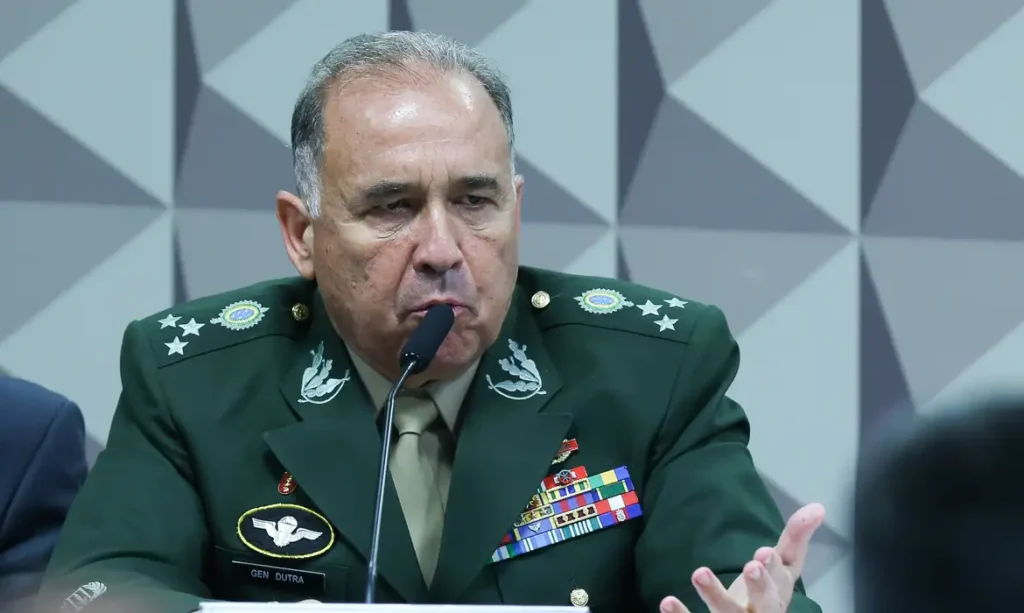 A foto mostra o general Gustavo Dutra, ex-comandante do comando militar do Planalto, me depoimento à CPI do 8/1. Ele é um homem branco, calvo e está usando farda militar.