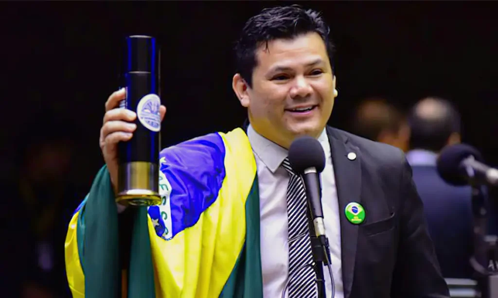O deputado bolsonarista Gilvan da Federal com a bandeira do Brasil no ombro
