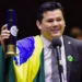 O deputado bolsonarista Gilvan da Federal com a bandeira do Brasil no ombro