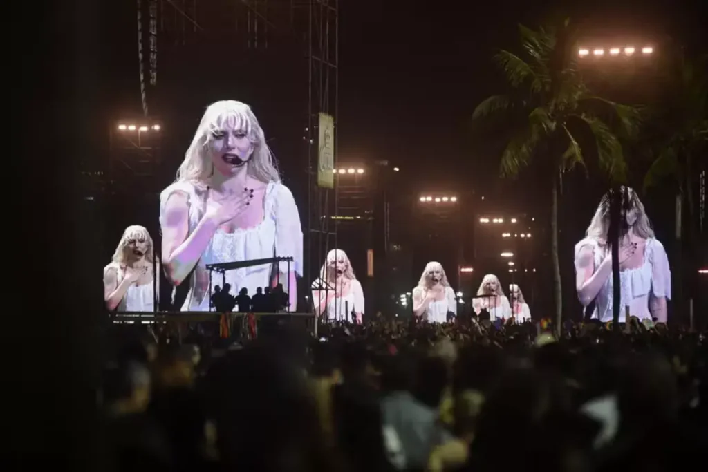 Lady Gaga em show recorde no Rio de Janeiro, local que havia sido escolhido pelos terroristas para um atentado com a população LGBT.