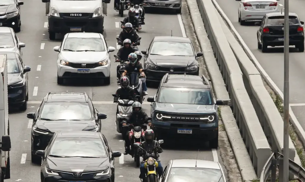 Mototaxistas circulando em São Paulo