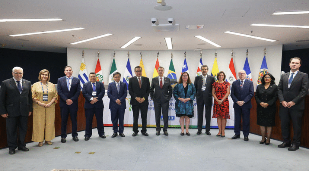 Foto oficial registra a presença de 12 chefes de tribunais constitucionais latino-americanos no STF, em brasília