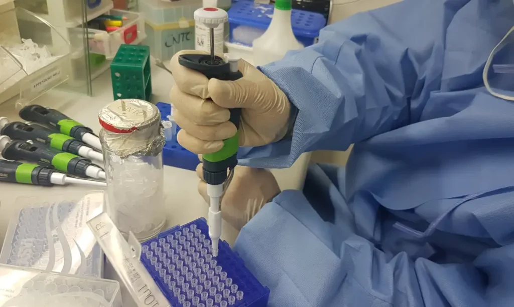 Pesquisador fazendo teste em laboratório