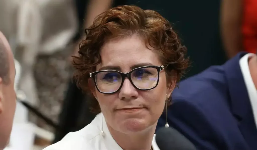 Carla Zambelli, foragida da Justiça Brasileira, escolheu a Itália para se livrar da prisão