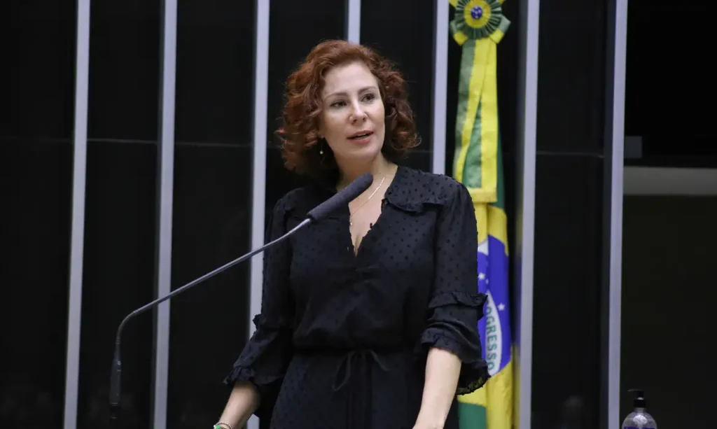 A foto mostra a deputada Carla Zambelli na tribuna da Câmara dos Deputados.