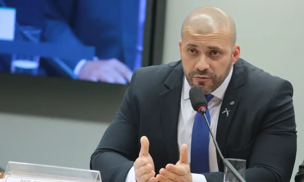 A foto mostra o ex-deputado Federal, Daniel Silveira. Ele é um homem branco e calvo.
