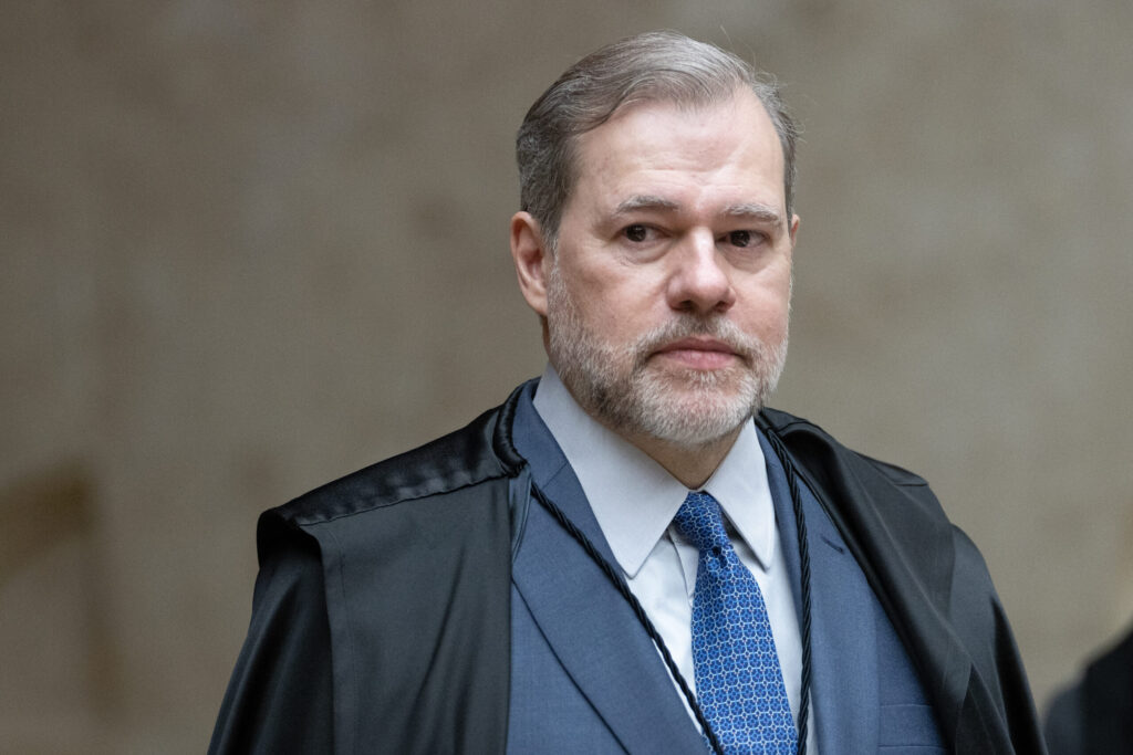 A foto mostra o ministro Dias Toffoli, durante sessão plenária do STF. Ele é um homem branco, co, cabelos e barba grisalhos.