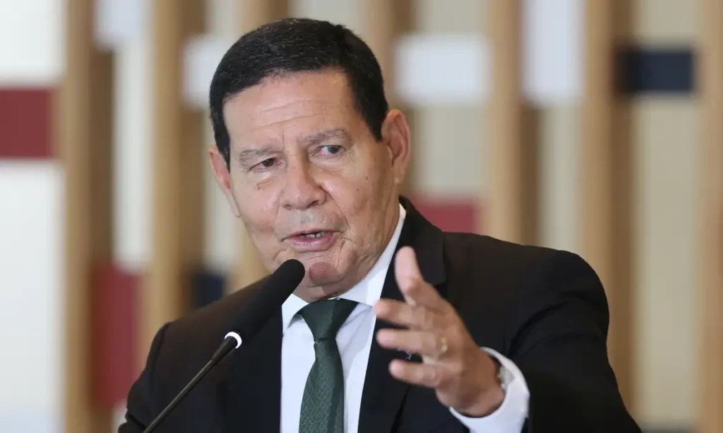 A foto mostra o senador Hamilton Mourão, ex-vice presidente da República. Ele é um homem branco de cabelos pretos.