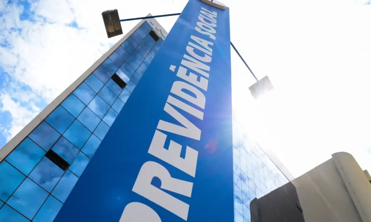 A foto mostra a fachada do INSS em Brasília.