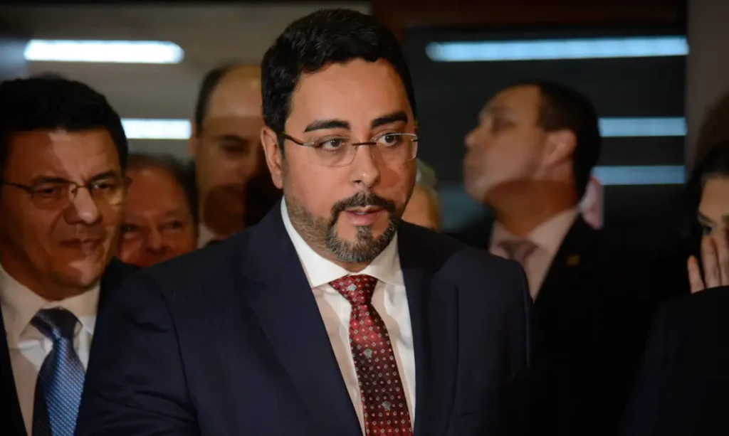 A foto mostra o ex-juiz federal Marcelo Bretas. Ele é um homem branco, com cabelos castanhos escuros e usa óculos.