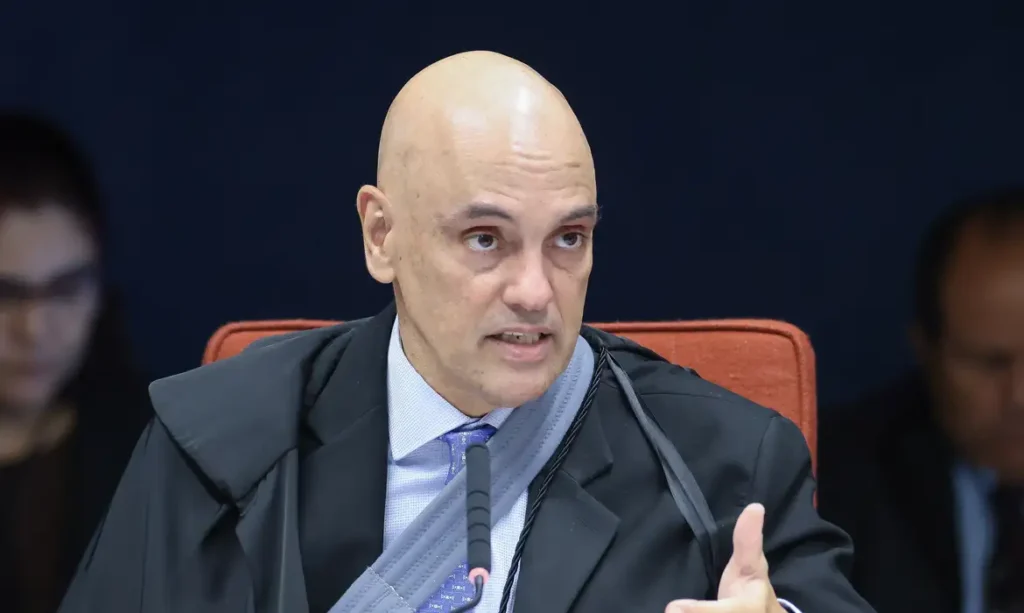 A foto mostra o ministro Alexandre de Moraes, do STF, em julgamento no plenário da Corte. Ele é um homem branco e careca.