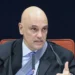 A foto mostra o ministro Alexandre de Moraes, do STF, em julgamento no plenário da Corte. Ele é um homem branco e careca.