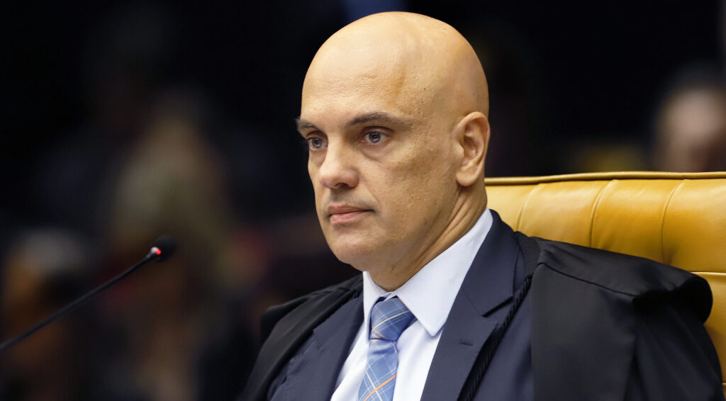 A foto mostra o ministro do STF, Alexandre de Moraes, em julgamento no plenário da Corte. Ele é um homem branco e careca.