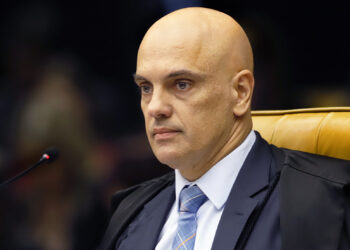 A foto mostra o ministro do STF, Alexandre de Moraes, em julgamento no plenário da Corte. Ele é um homem branco e careca.