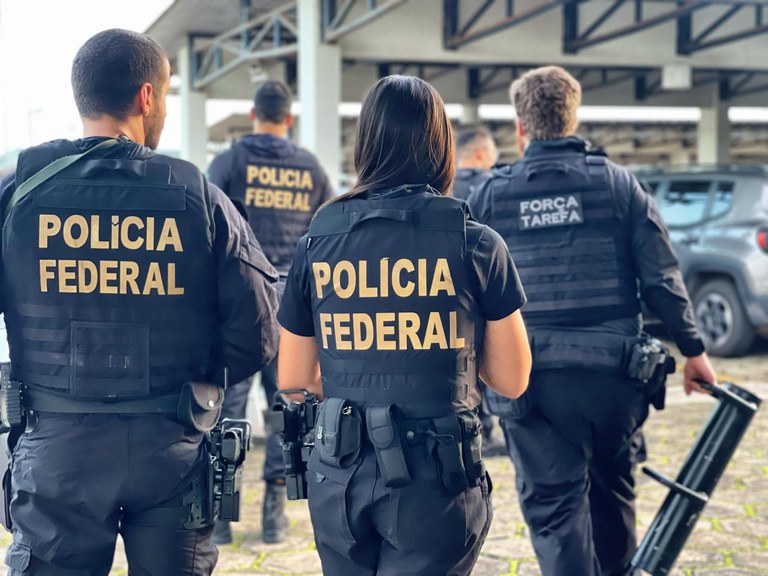 A foto mostra agentes da Polícia Federal em uma operação.