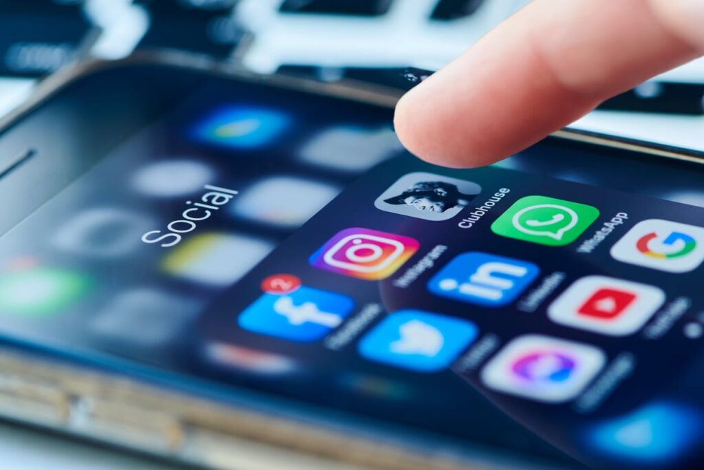 Tela de um telefone celular com dedo clicando aplicativo