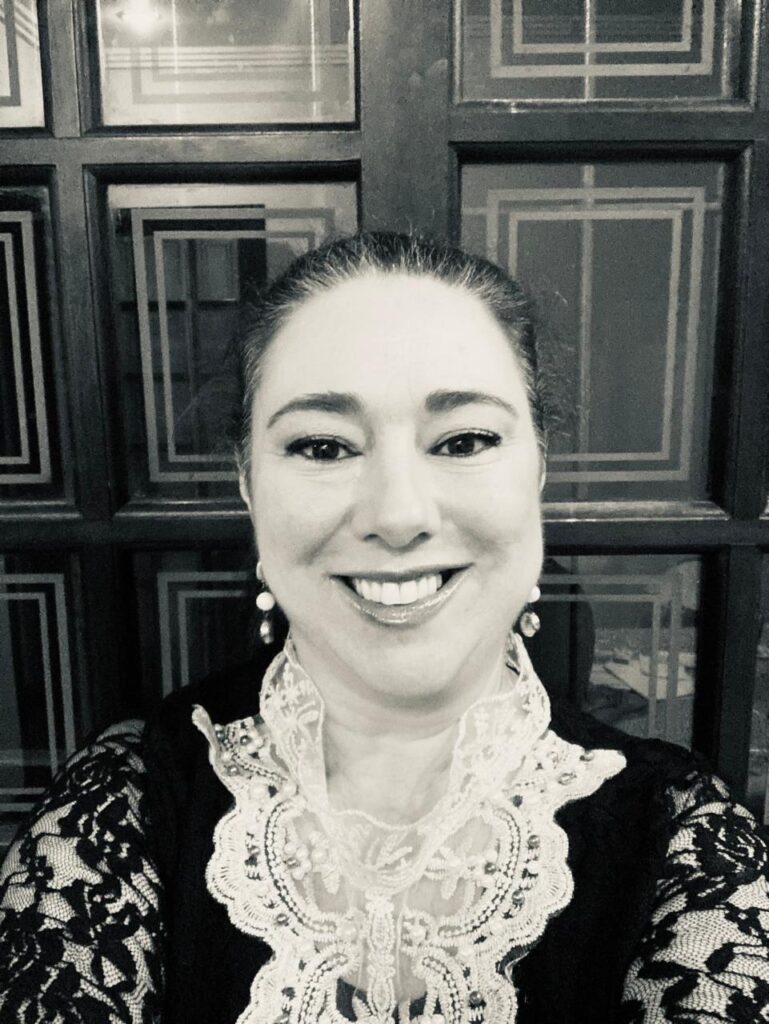 A foto mostra a advogada Tatiana Buzze. Ela é uma mulher branca com cabelos castanhos.