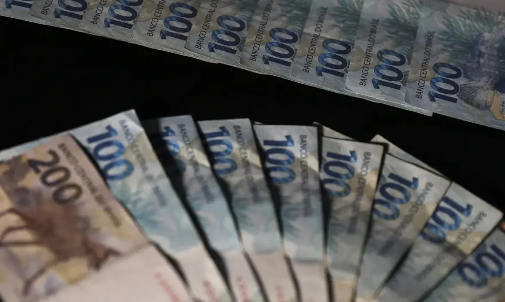 A foto mostra cédulas de cem e duzentos reais.