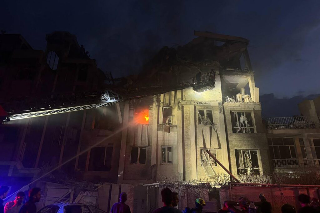 Israel bombardeia Teerã