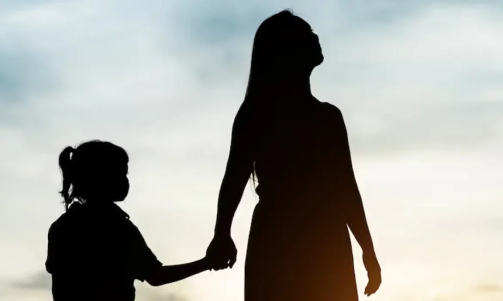 Mãe ao lado de filho