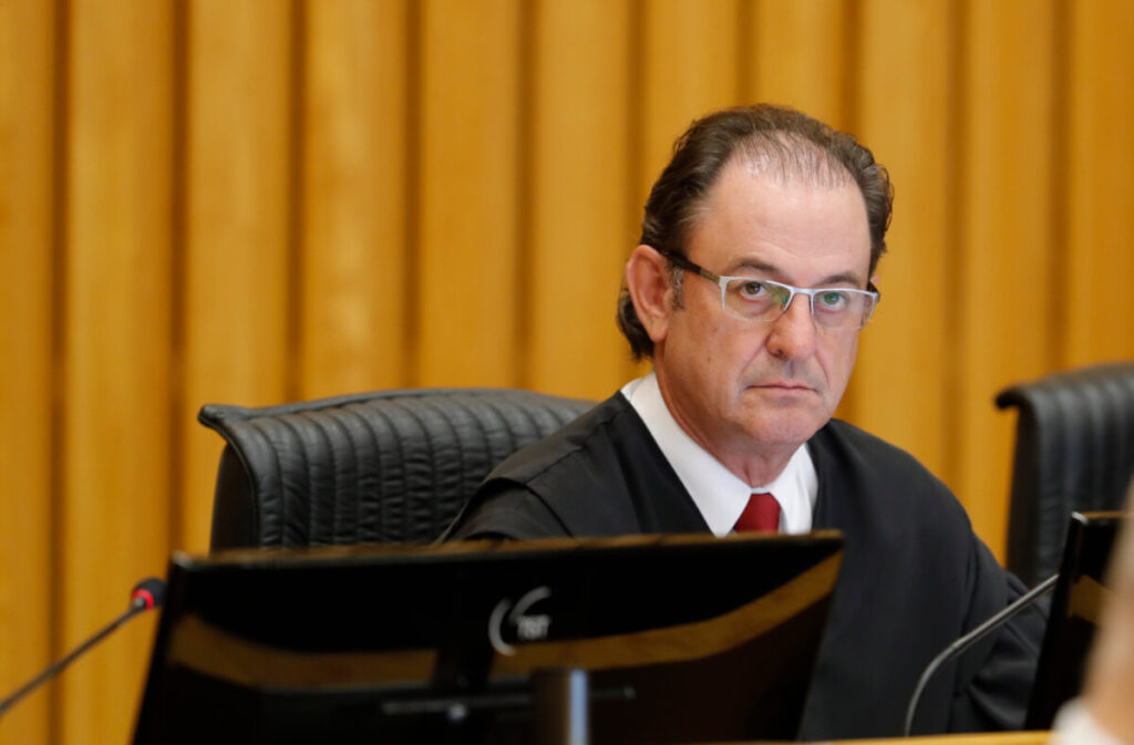 Ministro Hugo Scheuermann durante sessão do TST
